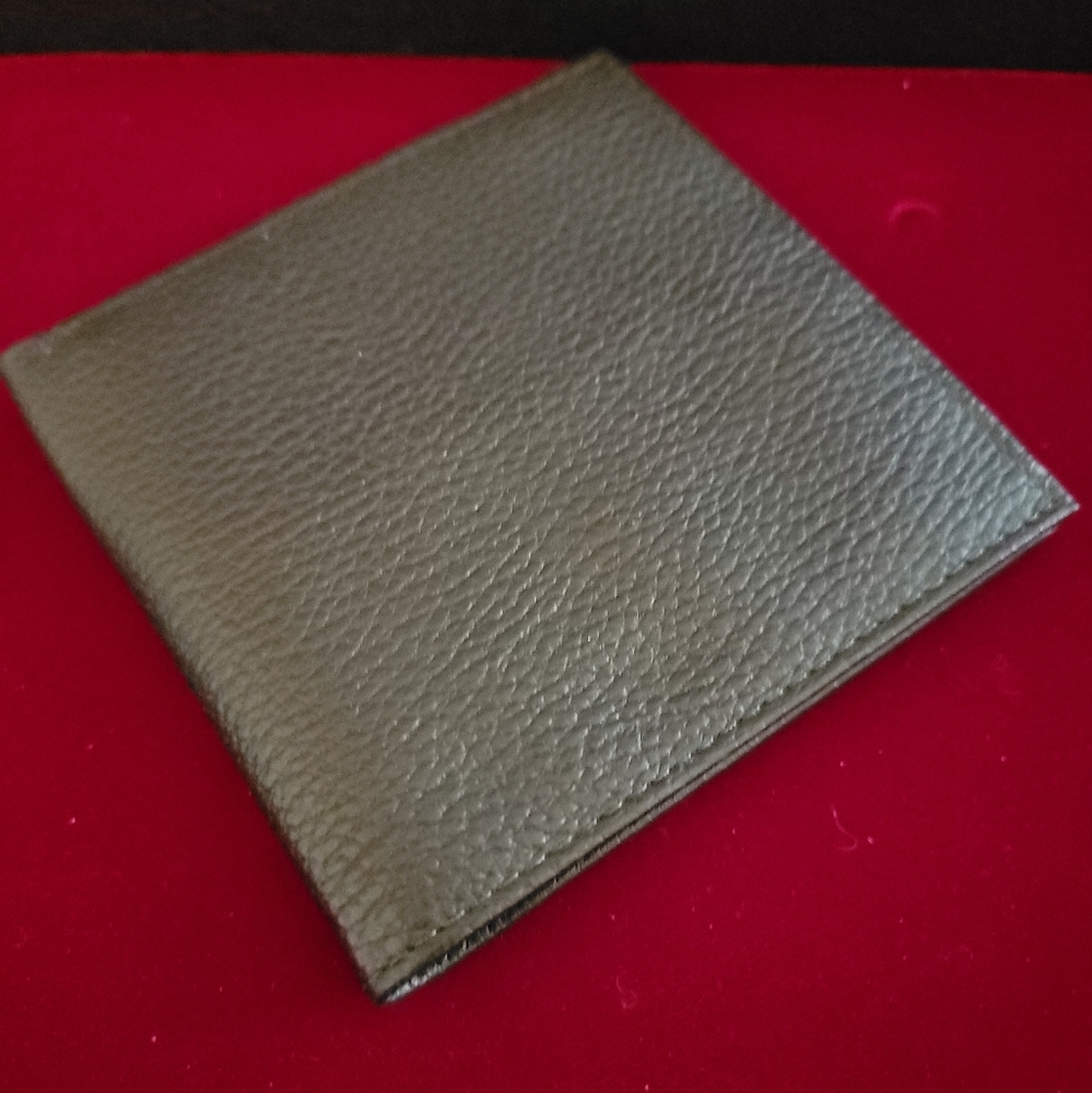 EUC Amity Men's Leather Bifold Wallet Black